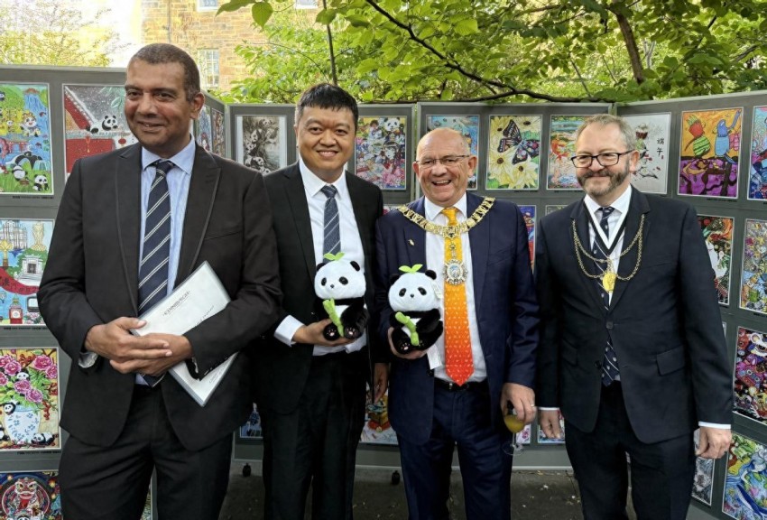 2025“熊猫杯”青少年美育文创大展·英国站在爱丁堡艺术节举行(图1)