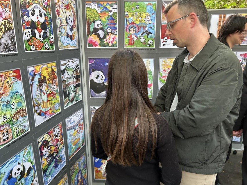 2025“熊猫杯”青少年美育文创大展·英国站在爱丁堡艺术节举行(图3)