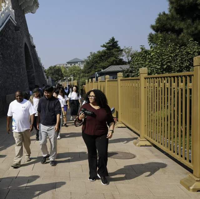 触摸千年脉动,共筑文明之桥——人类命运共同体国际智库论坛嘉宾开启北京中轴线文化体验之旅(图8) 触摸千年脉动,共筑文明之桥——人类命运共同体国际智库论坛嘉宾开启北京中轴线文化体验之旅(图8)