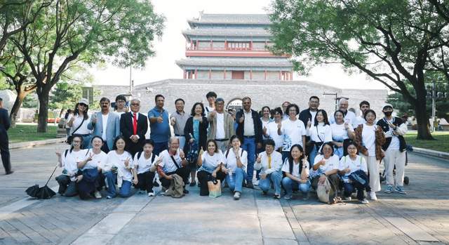 触摸千年脉动,共筑文明之桥——人类命运共同体国际智库论坛嘉宾开启北京中轴线文化体验之旅(图9) 触摸千年脉动,共筑文明之桥——人类命运共同体国际智库论坛嘉宾开启北京中轴线文化体验之旅(图9)