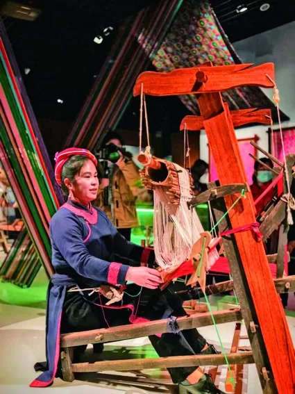 李素英：把壮锦老纹样装进“新瓶子”(图1)