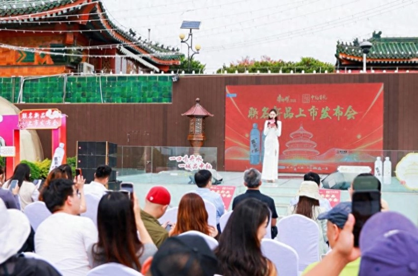 一口喝开水,一城品中轴 —— 中轴有礼 × 康师傅喝开水联名新品正式发布(图1) 一口喝开水,一城品中轴 —— 中轴有礼 × 康师傅喝开水联名新品正式发布(图1)