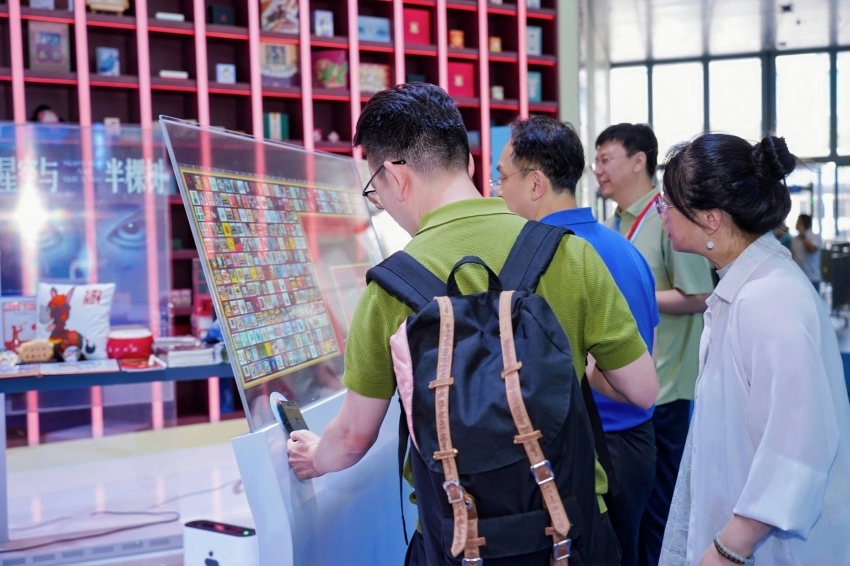 数智赋能交出靓丽答卷,第二十二届深圳文博会陕西展位彰显文化产业新活力(图2) 数智赋能交出靓丽答卷,第二十二届深圳文博会陕西展位彰显文化产业新活力(图2)