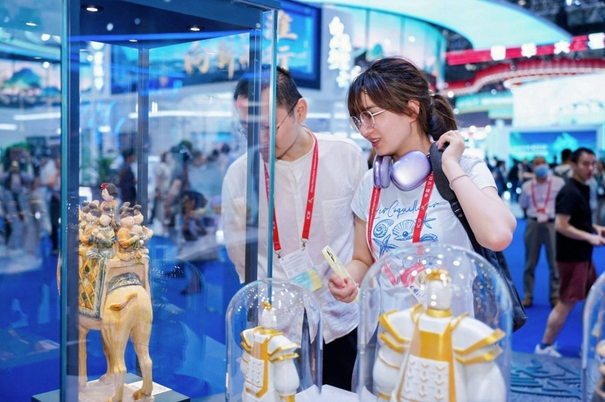 数智赋能交出靓丽答卷,第二十二届深圳文博会陕西展位彰显文化产业新活力(图5) 数智赋能交出靓丽答卷,第二十二届深圳文博会陕西展位彰显文化产业新活力(图5)