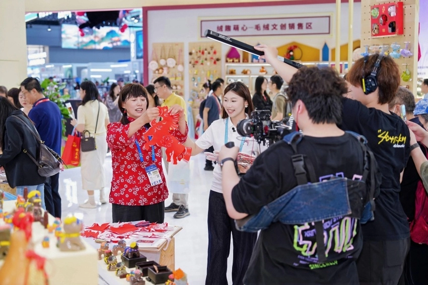 数智赋能交出靓丽答卷,第二十二届深圳文博会陕西展位彰显文化产业新活力(图7) 数智赋能交出靓丽答卷,第二十二届深圳文博会陕西展位彰显文化产业新活力(图7)