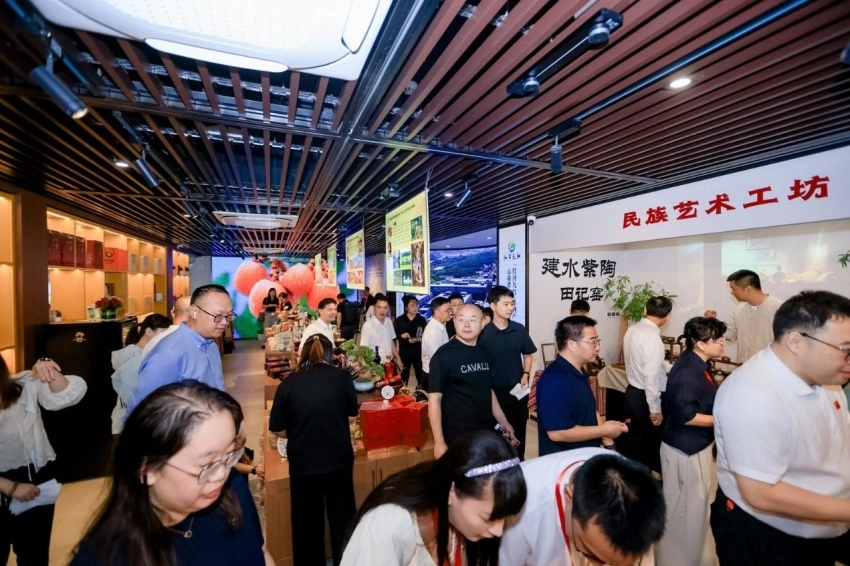 云南省红河哈尼族彝族自治州全国民族团结进步示范区建设成果展暨“红河九红”系列产品宣介活动在北京举办(图7)