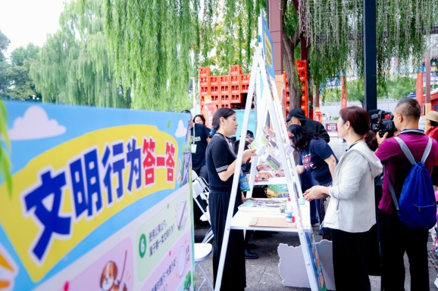 2026年西城区《北京市文明行为促进条例》系列宣传活动走进什刹海荷花市场(图5) 2026年西城区《北京市文明行为促进条例》系列宣传活动走进什刹海荷花市场(图5)