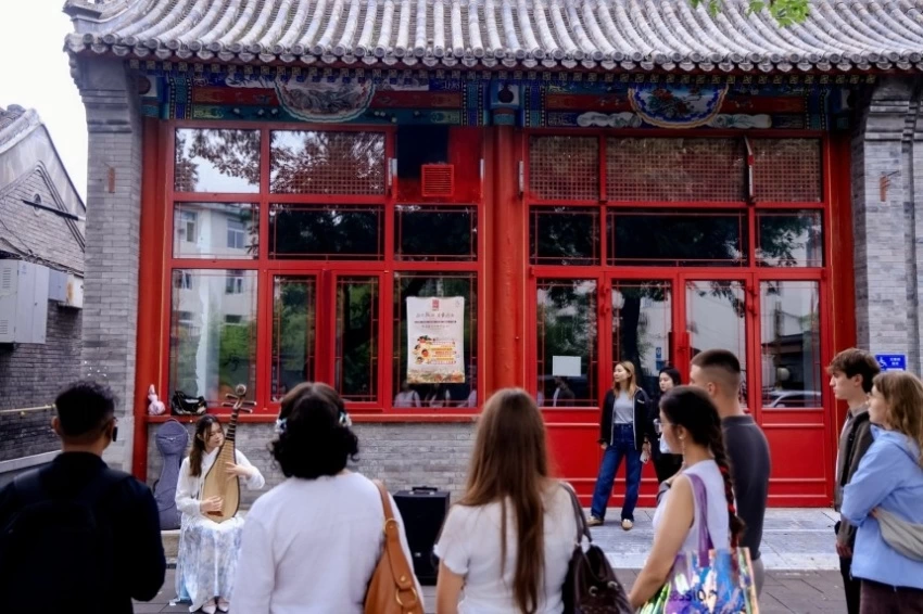 多国青年“赶集”八百年斜街——2026“打卡鼓西 漫步斜街”国际微市集成功举办(图7) 多国青年“赶集”八百年斜街——2026“打卡鼓西 漫步斜街”国际微市集成功举办(图7)