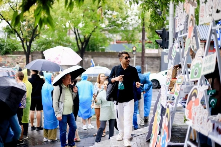 多国青年“赶集”八百年斜街——2026“打卡鼓西 漫步斜街”国际微市集成功举办(图9) 多国青年“赶集”八百年斜街——2026“打卡鼓西 漫步斜街”国际微市集成功举办(图9)