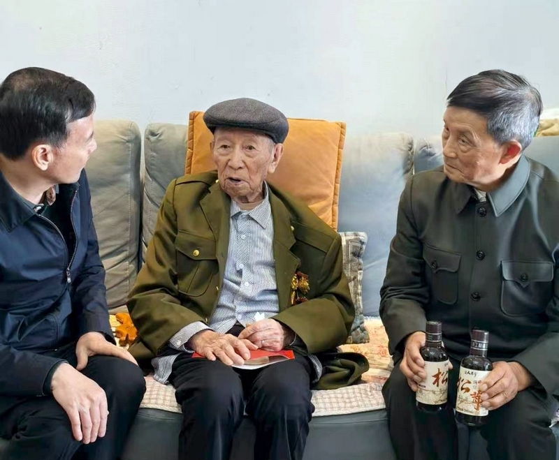 重温长征历史,“无盐酱油之父”张仲安一行看望慰问百岁老红军(图1) 重温长征历史,“无盐酱油之父”张仲安一行看望慰问百岁老红军(图1)
