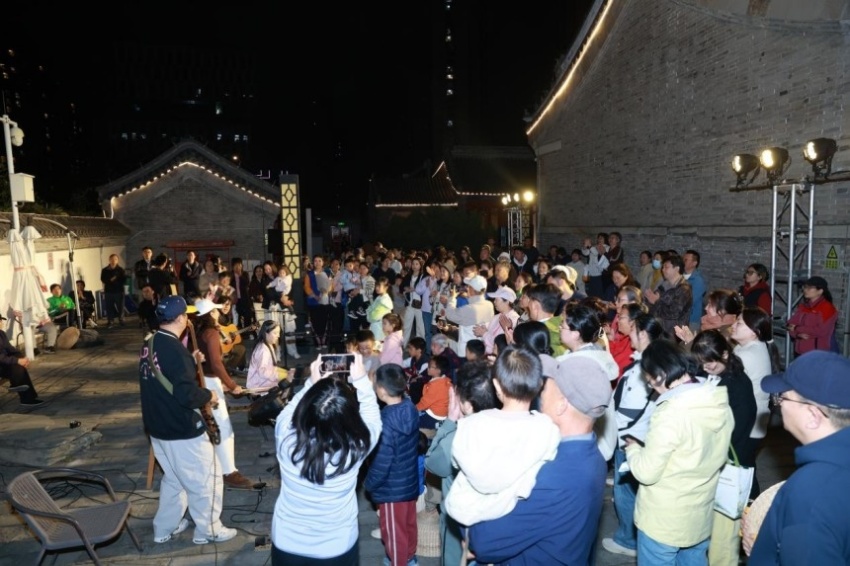 古寺搭台,居民演身边人、说身边事——原创沉浸式戏剧《家在回天》引共鸣(图6) 古寺搭台,居民演身边人、说身边事——原创沉浸式戏剧《家在回天》引共鸣(图6)